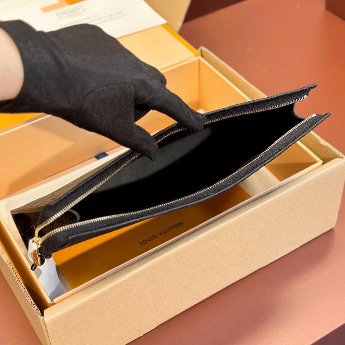LV pochette nero goffrato!