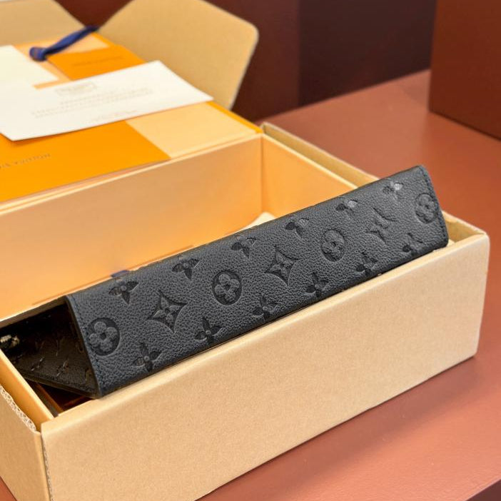 LV pochette nero goffrato!