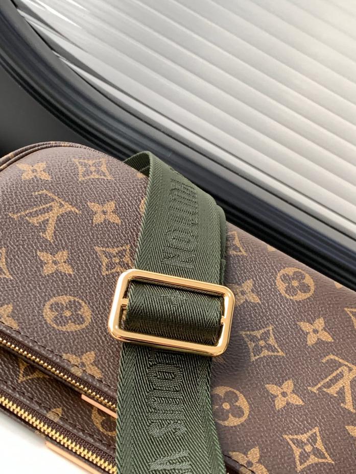 LV Multi Pochette Accessoires in Tela Monogram - Verde