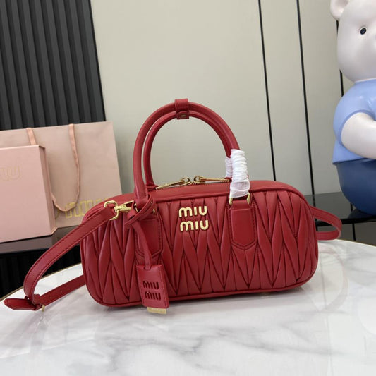 Con set completo di confezioni originali da banco” MIU MIU Arcadie Matelasse borsa a tracolla in pelle di pecora media 27 cm