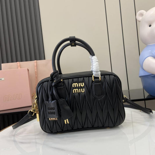 Con set completo di confezioni originali da banco” Borsa a tracolla da bowling media MIU MIU Arcadie Matelasse in pelle di pecora